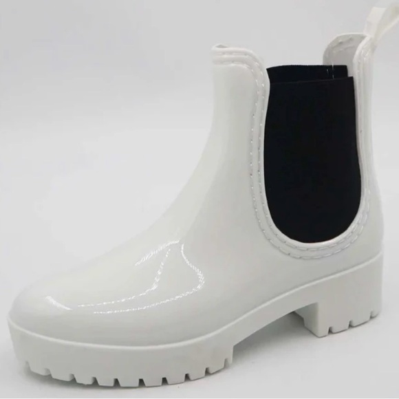 Shoes - Women’s size 7 White Jelly Ankle Booties! ✨